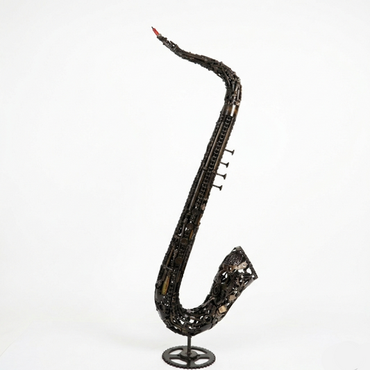 Sculpture saxophone en métal recyclé décoration artistique style industriel