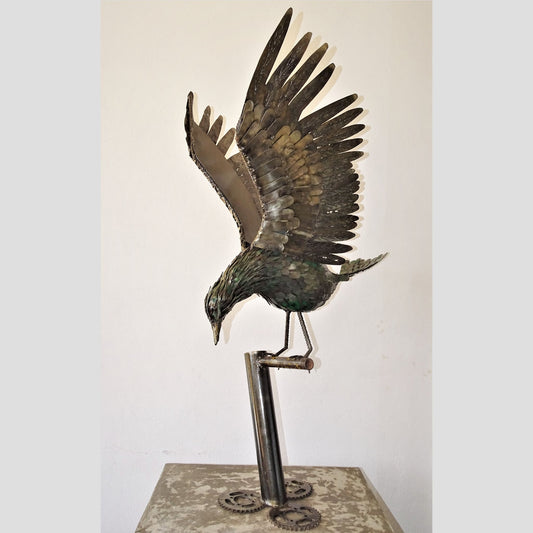 sculpture aigle métal recyclé, statue aigle décoration jardin, aigle en métal pour extérieur, art animalier en métal recyclé, aigle en fer forgé déco, sculpture murale aigle métal, aigle géant métal artisanat, œuvre contemporaine aigle recyclé, aigle décoratif style industriel, art écologique métal recyclé, sculpture aigle fait main, décoration extérieure avec aigle, sculpture monumentale en métal.