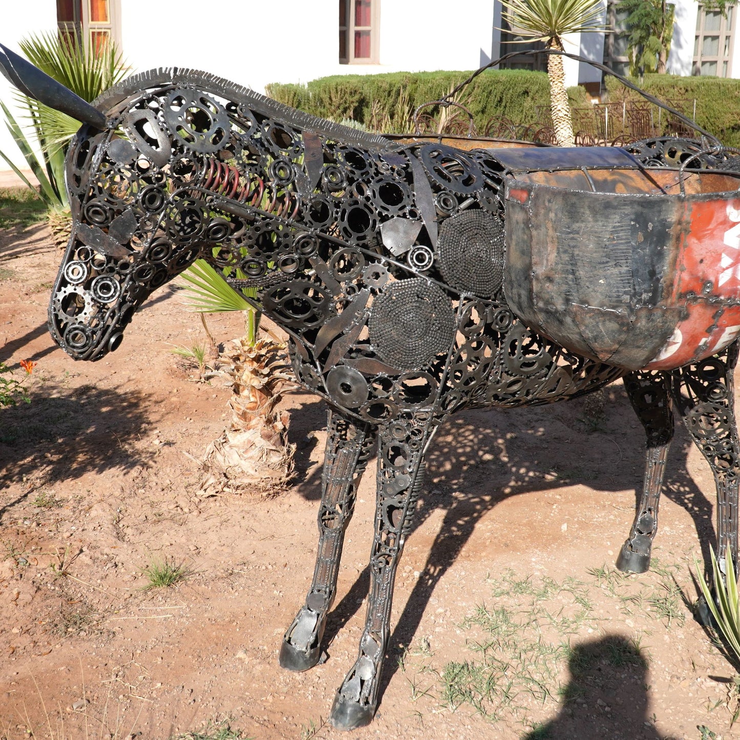 sculpture âne métal recyclé, statue âne décoration jardin, âne en fer forgé, sculpture animale en métal, art écologique métal recyclé, décoration extérieure artisanale, âne fait main métal, sculpture âne taille réelle, art animalier métal recyclé, décoration jardin originale, œuvre d'art en fer recyclé, âne déco extérieure métal, sculpture contemporaine artisanale.
