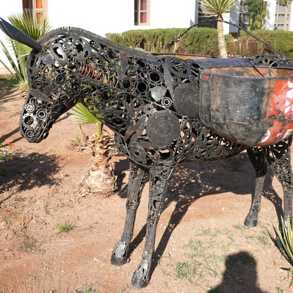 sculpture âne métal recyclé, statue âne décoration jardin, âne en fer forgé, sculpture animale en métal, art écologique métal recyclé, décoration extérieure artisanale, âne fait main métal, sculpture âne taille réelle, art animalier métal recyclé, décoration jardin originale, œuvre d'art en fer recyclé, âne déco extérieure métal, sculpture contemporaine artisanale.