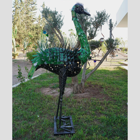 sculpture autruche métal recyclé, statue autruche décoration jardin, autruche design extérieur métal, art animalier métal recyclé, autruche géante en fer forgé, déco contemporaine en métal, sculpture d’autruche fait main, autruche en fer pour jardin, œuvre écologique métal recyclé, autruche décorative artisanale, art moderne autruche métal, pièce unique déco extérieure, sculpture animale recyclée.