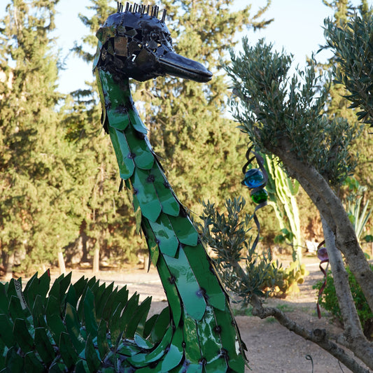 sculpture autruche métal recyclé, statue autruche décoration jardin, autruche design extérieur métal, art animalier métal recyclé, autruche géante en fer forgé, déco contemporaine en métal, sculpture d’autruche fait main, autruche en fer pour jardin, œuvre écologique métal recyclé, autruche décorative artisanale, art moderne autruche métal, pièce unique déco extérieure, sculpture animale recyclée.