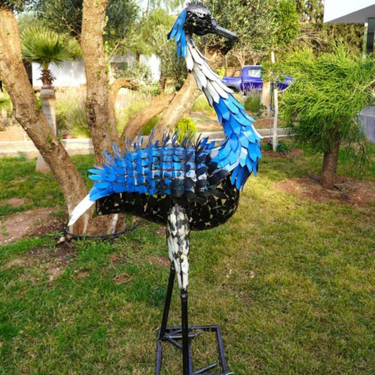 sculpture autruche métal recyclé, statue autruche décoration jardin, autruche design extérieur métal, art animalier métal recyclé, autruche géante en fer forgé, déco contemporaine en métal, sculpture d’autruche fait main, autruche en fer pour jardin, œuvre écologique métal recyclé, autruche décorative artisanale, art moderne autruche métal, pièce unique déco extérieure, sculpture animale recyclée.
