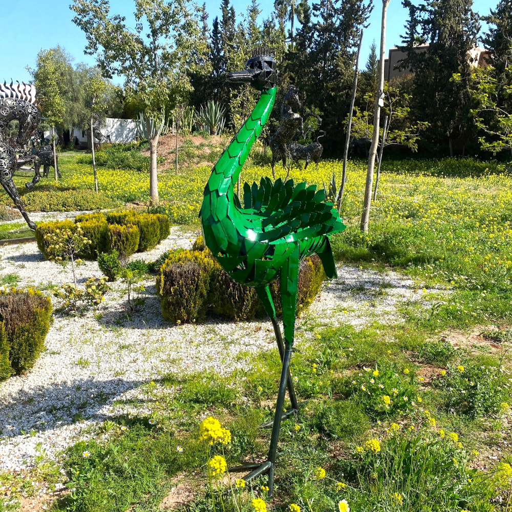 Sculpture autruche en métal recyclé installée dans un jardin avec silhouette élancée et finition brute