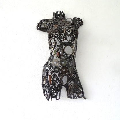 Sculpture demi-buste de femme en métal recyclé devant un mur de jardin, H75 x L42 cm, finition métal brut naturel