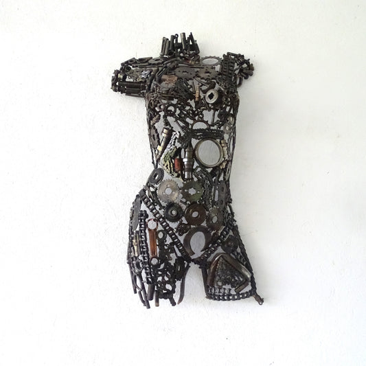 Sculpture demi-buste de femme en métal recyclé devant un mur de jardin, H75 x L42 cm, finition métal brut naturel