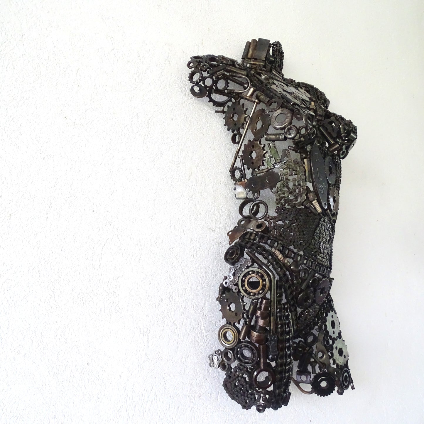 Vue de profil d'un demi-buste de femme en métal recyclé, silhouette latérale et volume du visage modelé à la main
