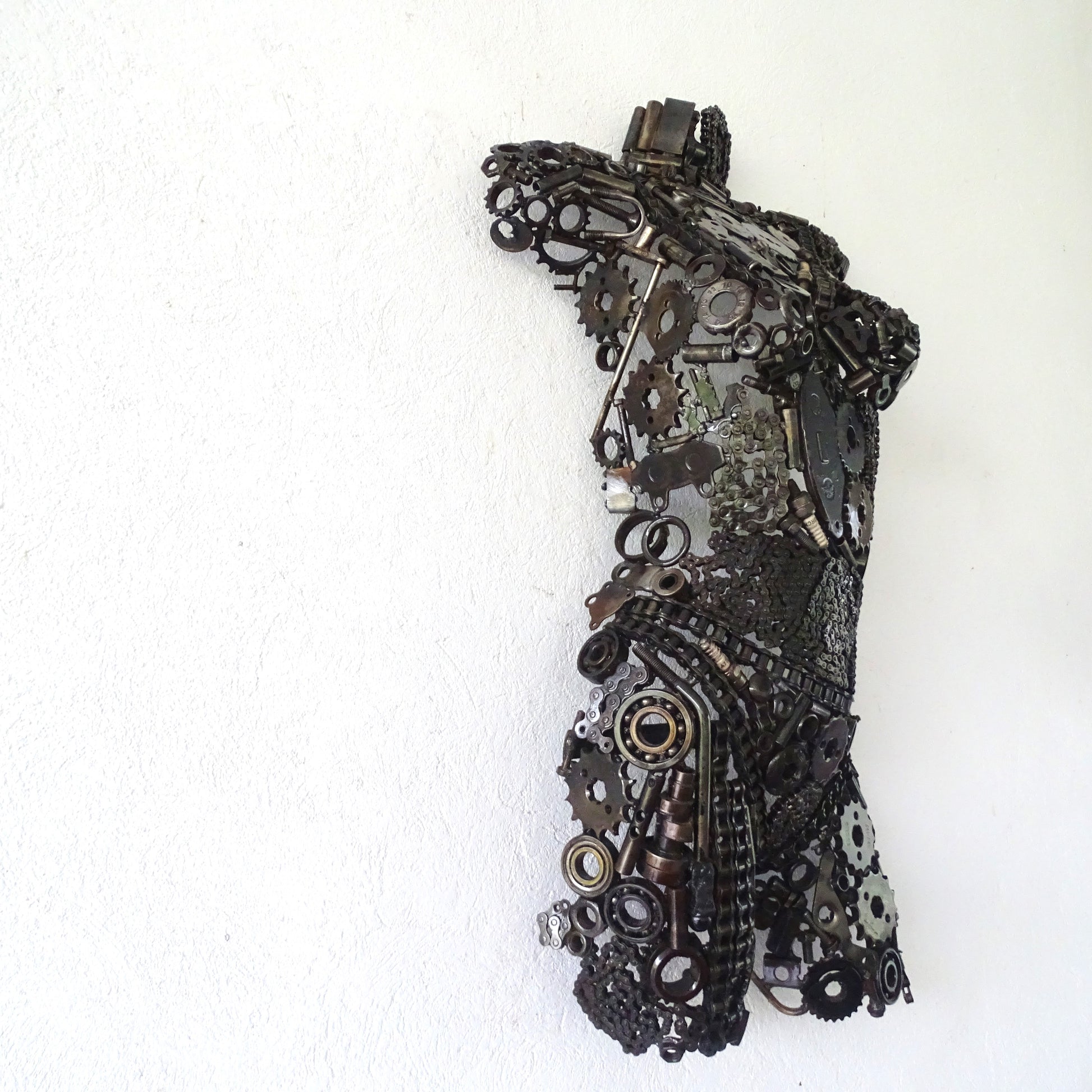 Vue de profil d'un demi-buste de femme en métal recyclé, silhouette latérale et volume du visage modelé à la main