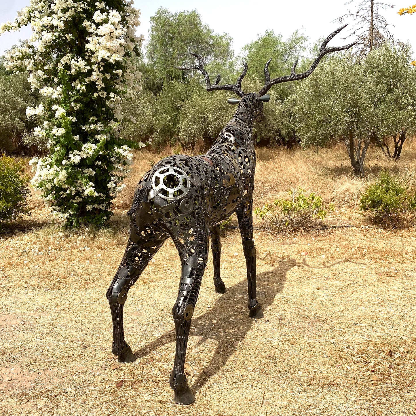Sculpture cerf en métal recyclé – H220 × L210 × l170 cm