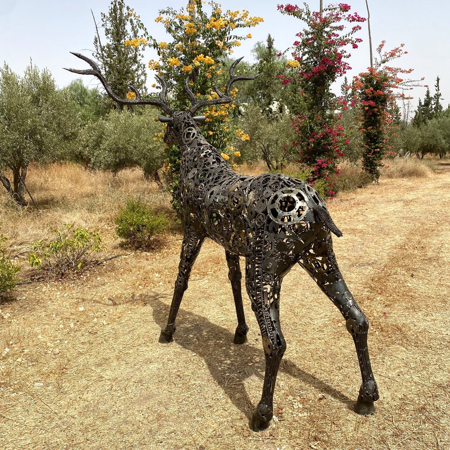 Sculpture cerf en métal recyclé – H220 × L210 × l170 cm