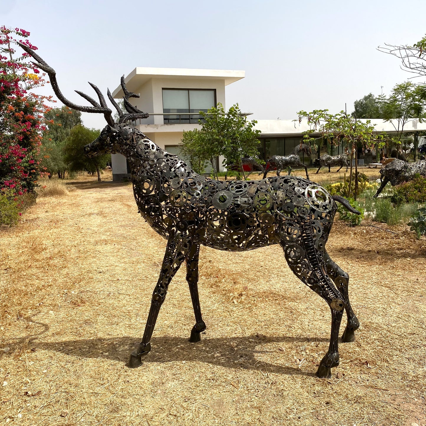 Sculpture cerf en métal recyclé – H220 × L210 × l170 cm