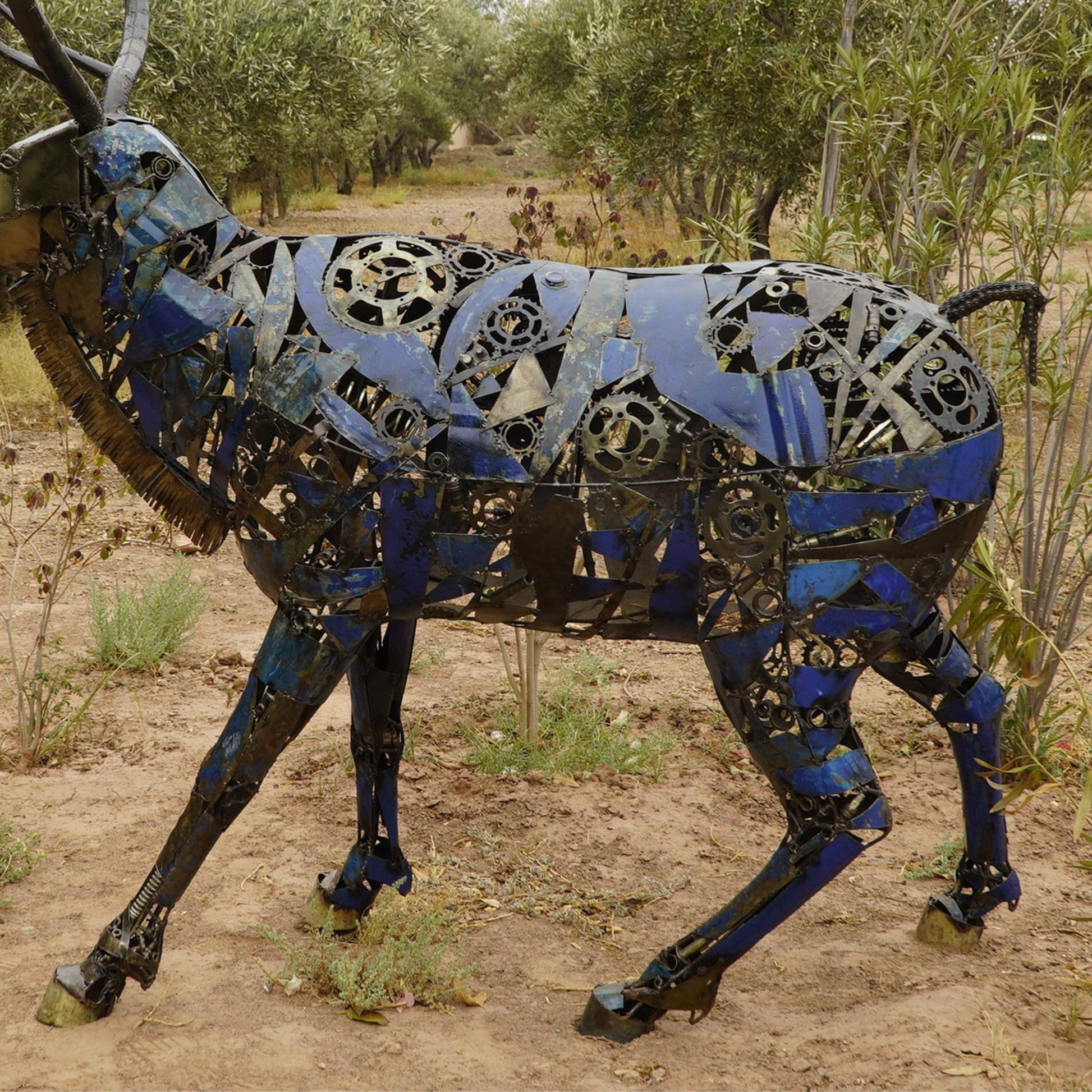 sculpture cerf métal recyclé, statue cerf décoration jardin, cerf en fer forgé, art animalier en métal, sculpture extérieure cerf, cerf décoratif métal recyclé, sculpture cerf fait main, décoration cerf style industriel, cerf géant en métal, œuvre écologique en métal recyclé, sculpture contemporaine cerf, animal en métal pour jardin, cerf artistique extérieur.