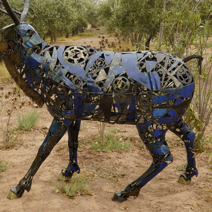 sculpture cerf métal recyclé, statue cerf décoration jardin, cerf en fer forgé, art animalier en métal, sculpture extérieure cerf, cerf décoratif métal recyclé, sculpture cerf fait main, décoration cerf style industriel, cerf géant en métal, œuvre écologique en métal recyclé, sculpture contemporaine cerf, animal en métal pour jardin, cerf artistique extérieur.