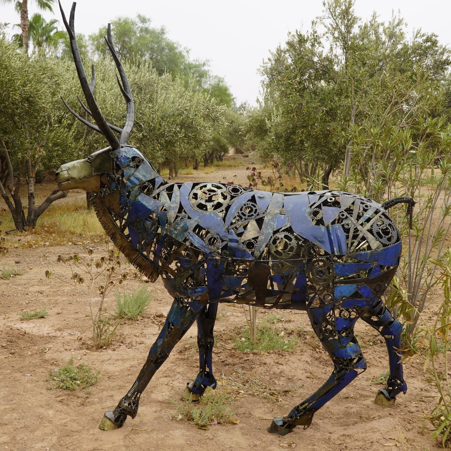 sculpture cerf métal recyclé, statue cerf décoration jardin, cerf en fer forgé, art animalier en métal, sculpture extérieure cerf, cerf décoratif métal recyclé, sculpture cerf fait main, décoration cerf style industriel, cerf géant en métal, œuvre écologique en métal recyclé, sculpture contemporaine cerf, animal en métal pour jardin, cerf artistique extérieur.