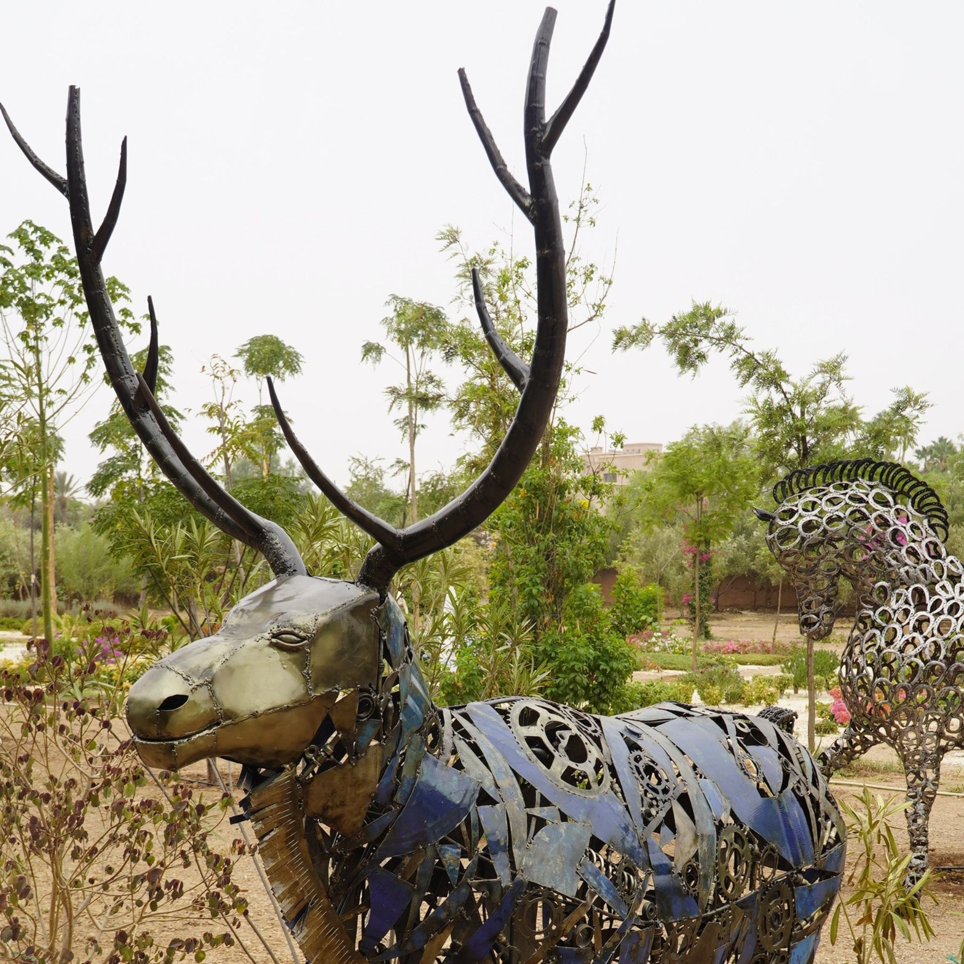 sculpture cerf métal recyclé, statue cerf décoration jardin, cerf en fer forgé, art animalier en métal, sculpture extérieure cerf, cerf décoratif métal recyclé, sculpture cerf fait main, décoration cerf style industriel, cerf géant en métal, œuvre écologique en métal recyclé, sculpture contemporaine cerf, animal en métal pour jardin, cerf artistique extérieur.