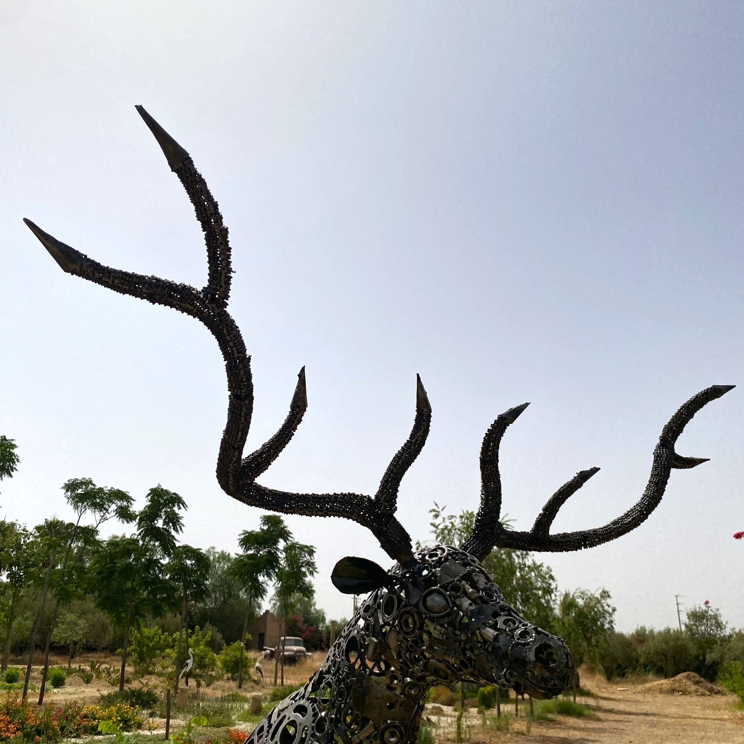 Sculpture cerf en métal recyclé – H220 × L210 × l170 cm