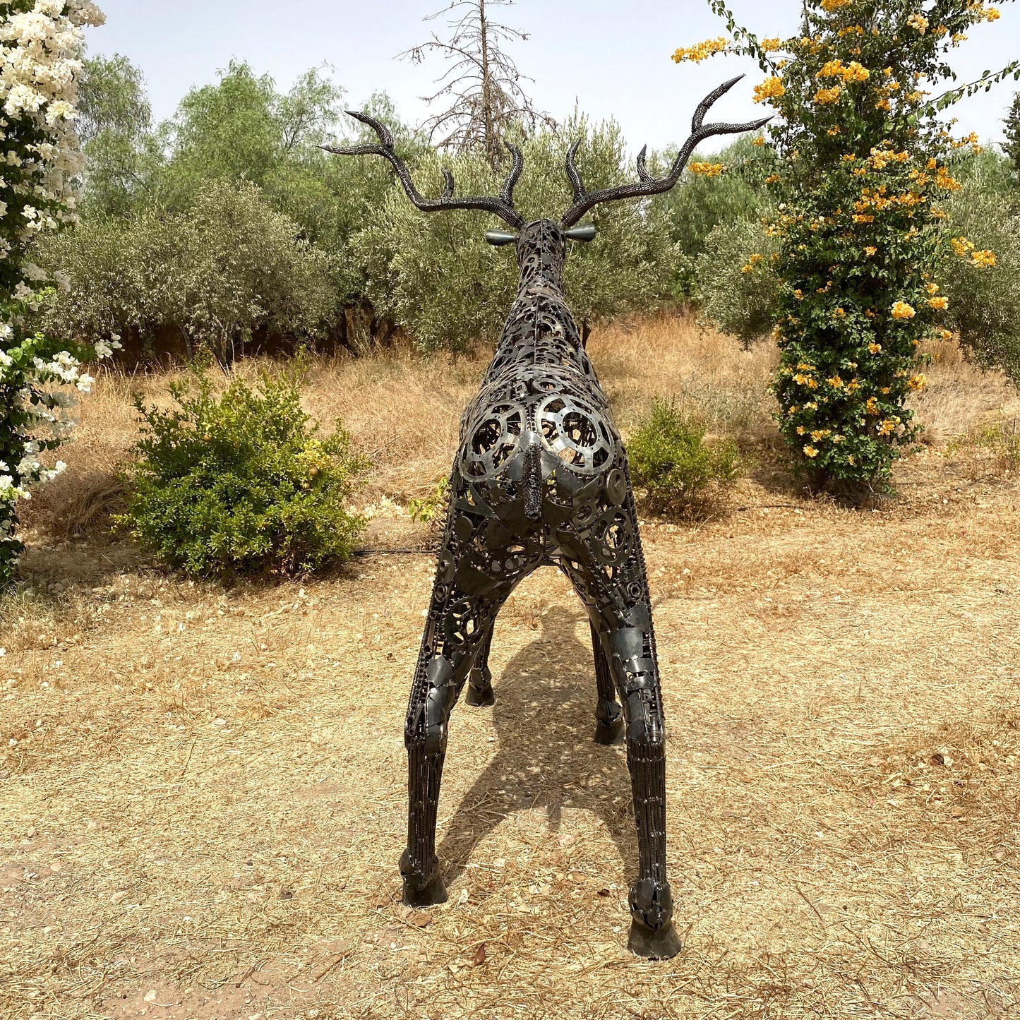 Sculpture cerf en métal recyclé – H220 × L210 × l170 cm