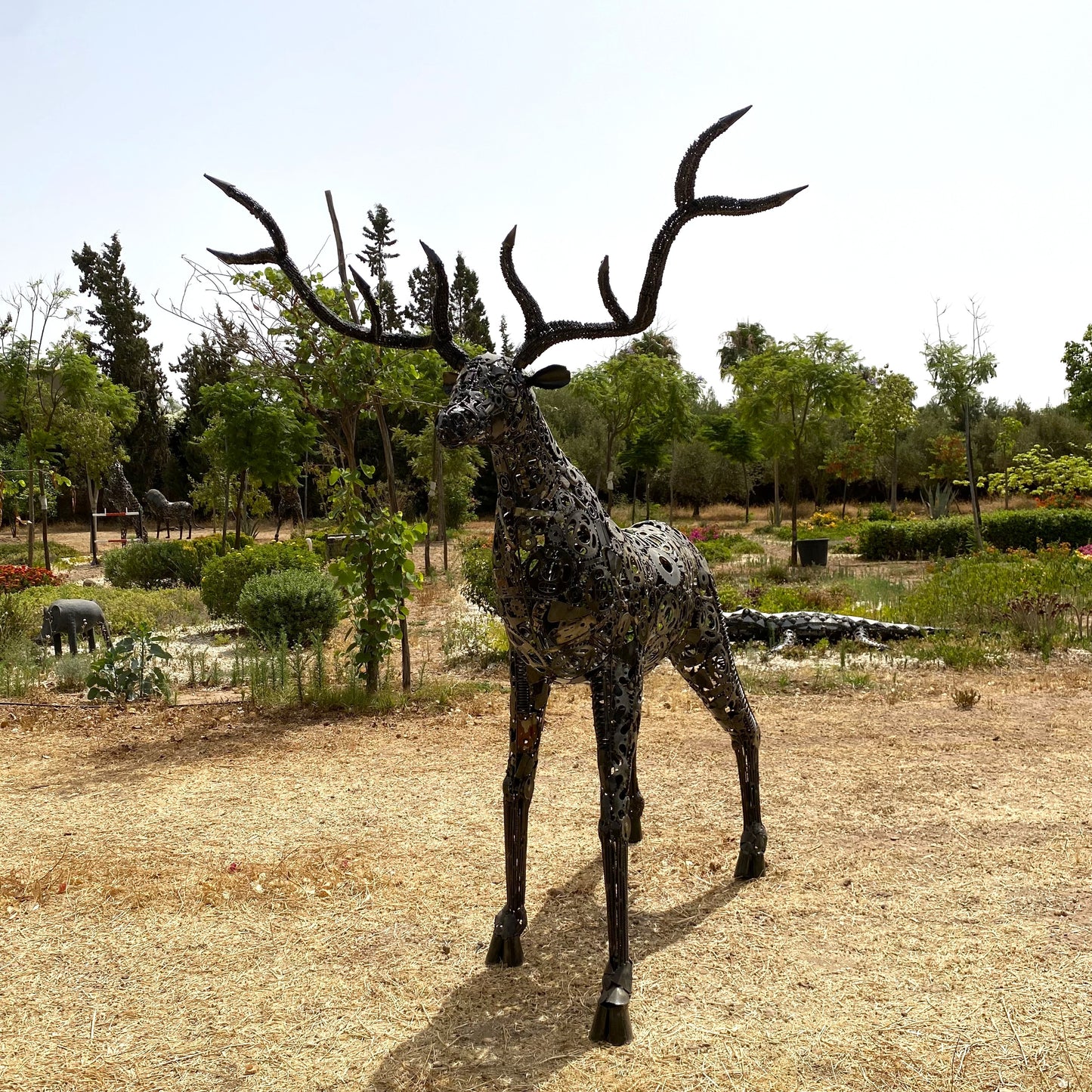 Sculpture cerf en métal recyclé – H220 × L210 × l170 cm