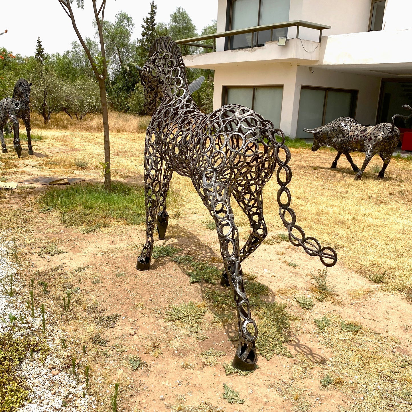 Sculpture cheval au trot en fer à cheval – H205 × L280 × l70 cm