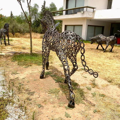Sculpture cheval au trot en fer à cheval – H205 × L280 × l70 cm