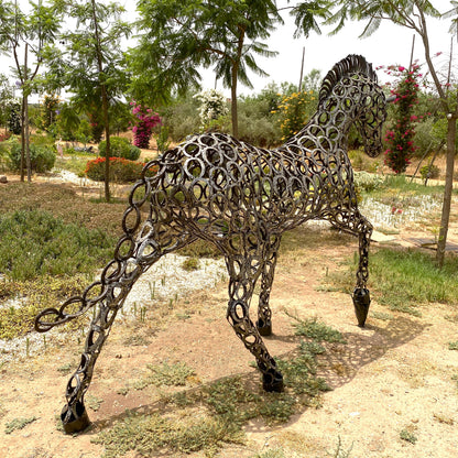 Sculpture cheval au trot en fer à cheval – H205 × L280 × l70 cm