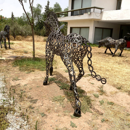 Sculpture cheval au trot en fer à cheval – H205 × L280 × l70 cm