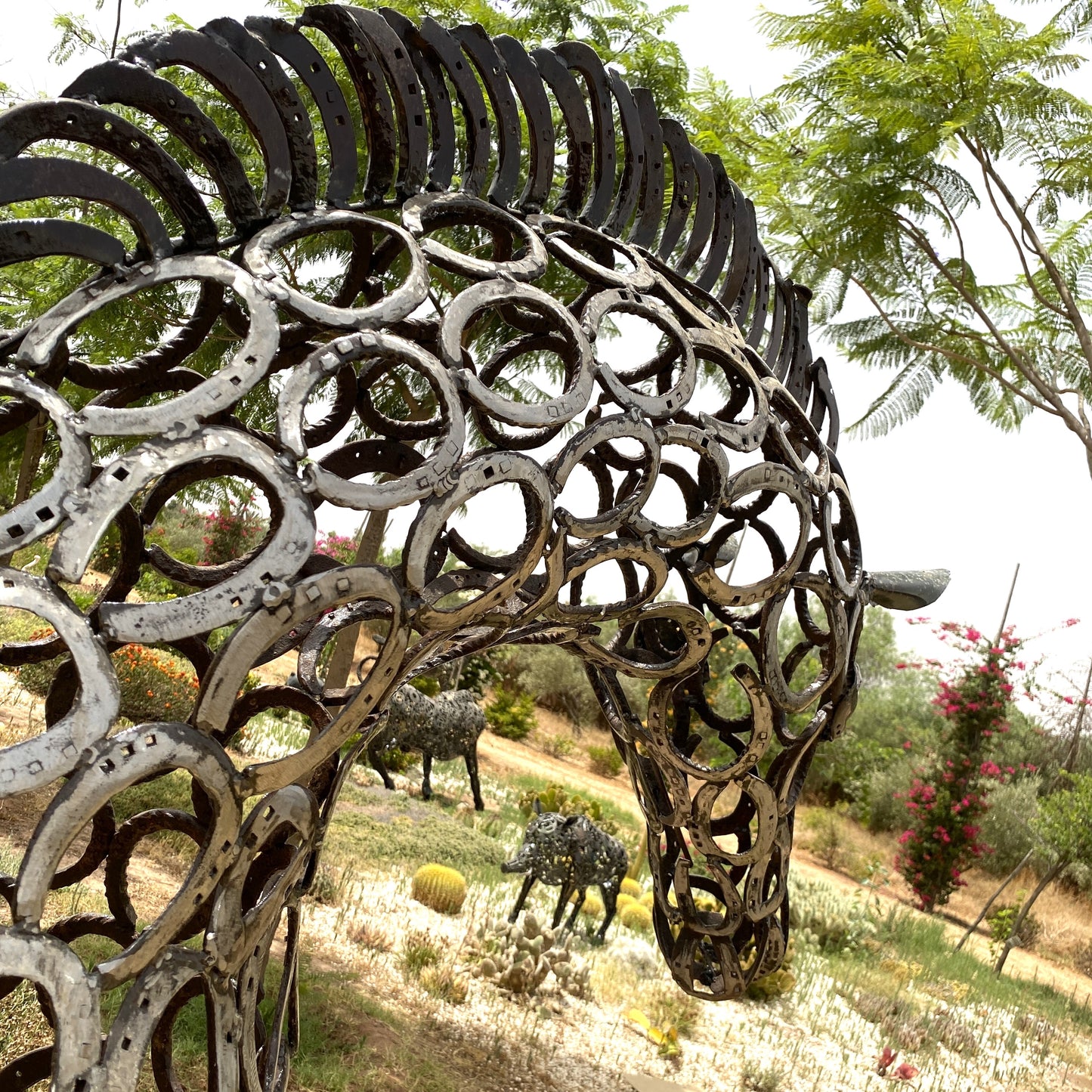 Sculpture cheval au trot en fer à cheval – H205 × L280 × l70 cm