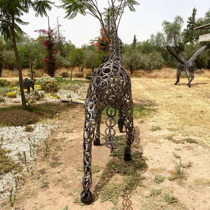 Sculpture cheval au trot en fer à cheval – H205 × L280 × l70 cm