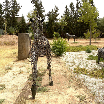 Sculpture cheval au trot en fer à cheval – H205 × L280 × l70 cm