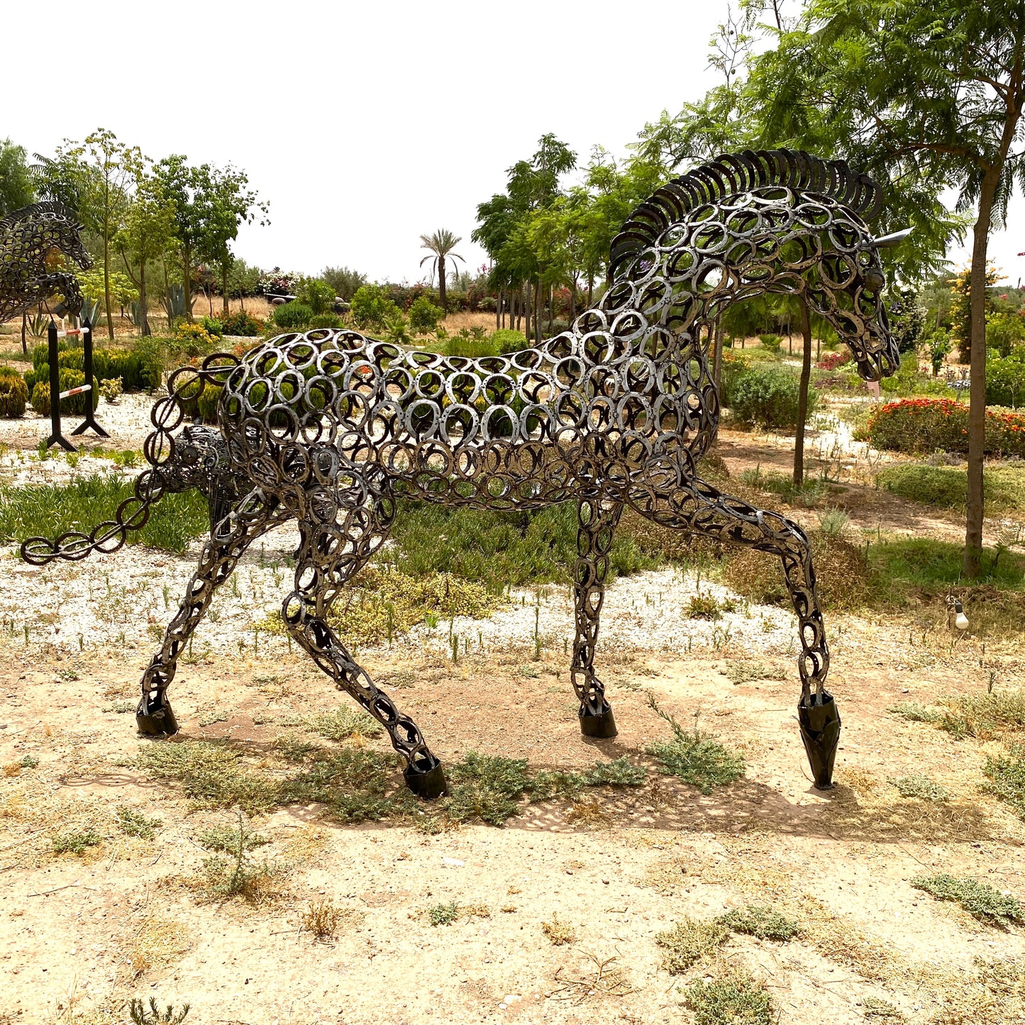 Sculpture cheval au trot en fer à cheval – H205 × L280 × l70 cm