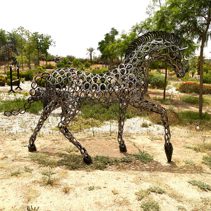 Sculpture cheval au trot en fer à cheval – H205 × L280 × l70 cm