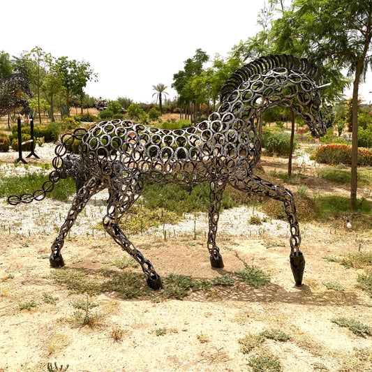 Sculpture cheval au trot en fer à cheval – H205 × L280 × l70 cm