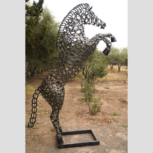 Sculpture en metal, cheval de metal, cheval mécanique, cheval mecanique, tete de cheval, statue cheval extérieur, statue cheval jardin, sculpture animaux, tête de cheval, sculpture cheval, cheval cabré, statue cheval, cheval cabre, sculpture cheval, statue equestre, cheval en bronze, decoration cheval, sculpture metal, deco jardin metal, deco jardin, décoration fer forgé extérieur, decoration exterieur, logo ferrari, ferrari logo, logo cheval, logo voiture cheval, logo cheval voiture, cheval cabré ferrari.