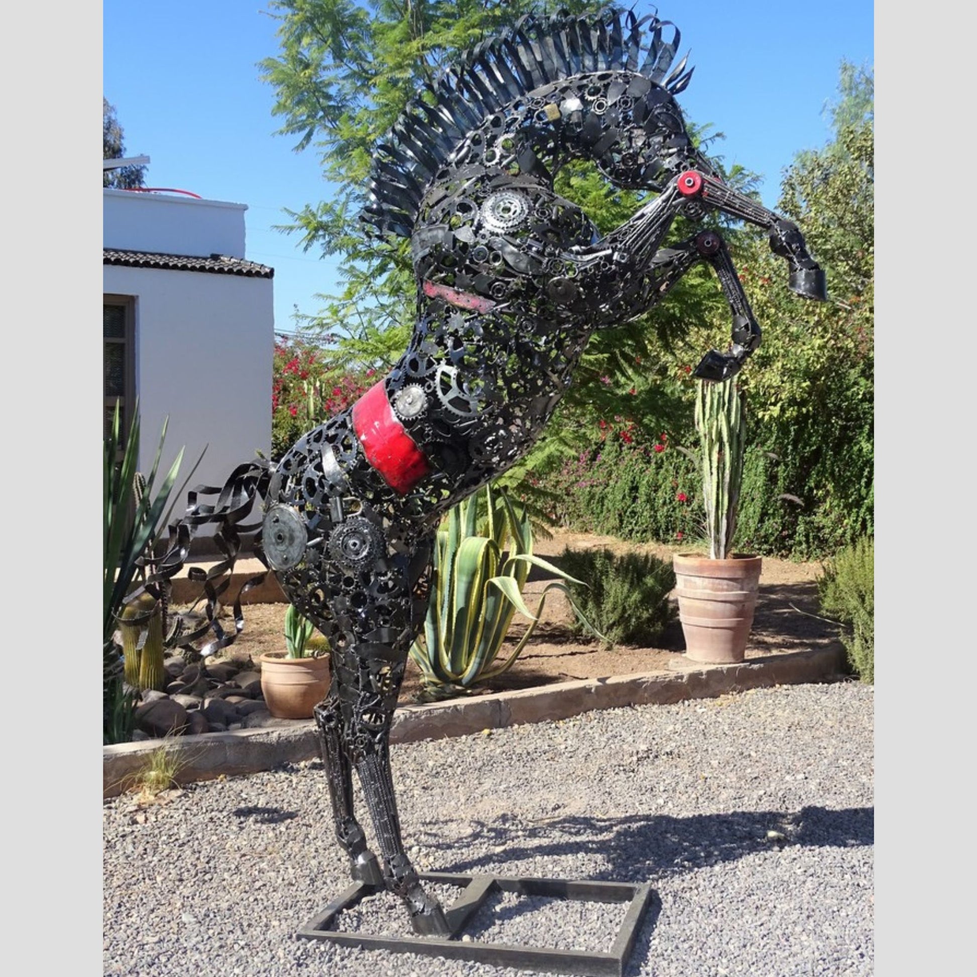 Sculpture en metal, cheval de metal, cheval mécanique, cheval mecanique, tete de cheval, statue cheval extérieur, statue cheval jardin, sculpture animaux, tête de cheval, sculpture cheval, cheval cabré, statue cheval, cheval cabre, sculpture cheval, statue equestre, cheval en bronze, decoration cheval, sculpture metal, deco jardin metal, deco jardin, décoration fer forgé extérieur, decoration exterieur, logo cheval, cheval cabré ferrari, sculpture métal recyclé, sculpture art, sculpture en fer soudé.