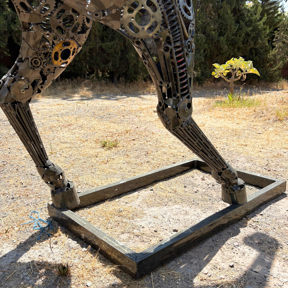 Vue arrière droite de la sculpture cheval cabré réalisée à la main