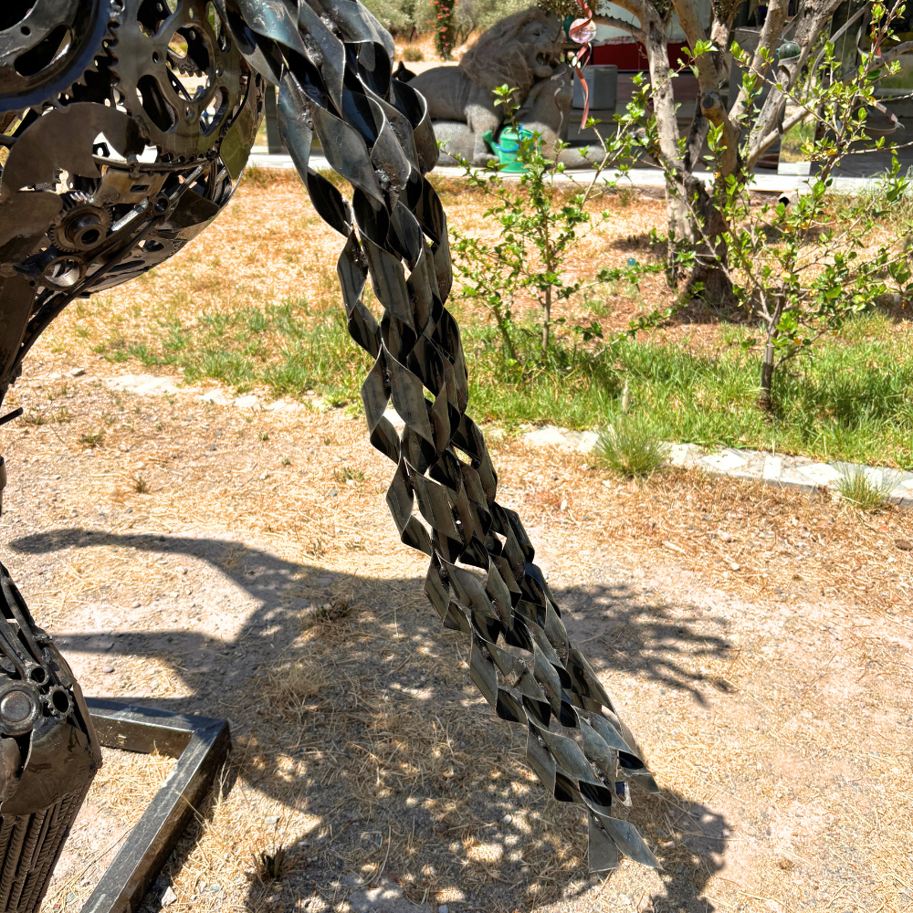 Vue arrière gauche de la sculpture artisanale en métal recyclé