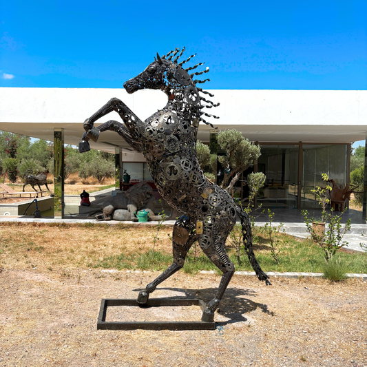 Sculpture cheval cabré en métal recyclé H300 × L265 × l70 cm réalisée artisanalement