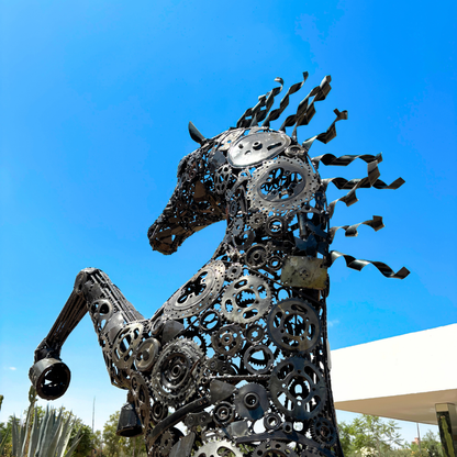 Gros plan sur la tête, la crinière et les détails artistiques de la sculpture