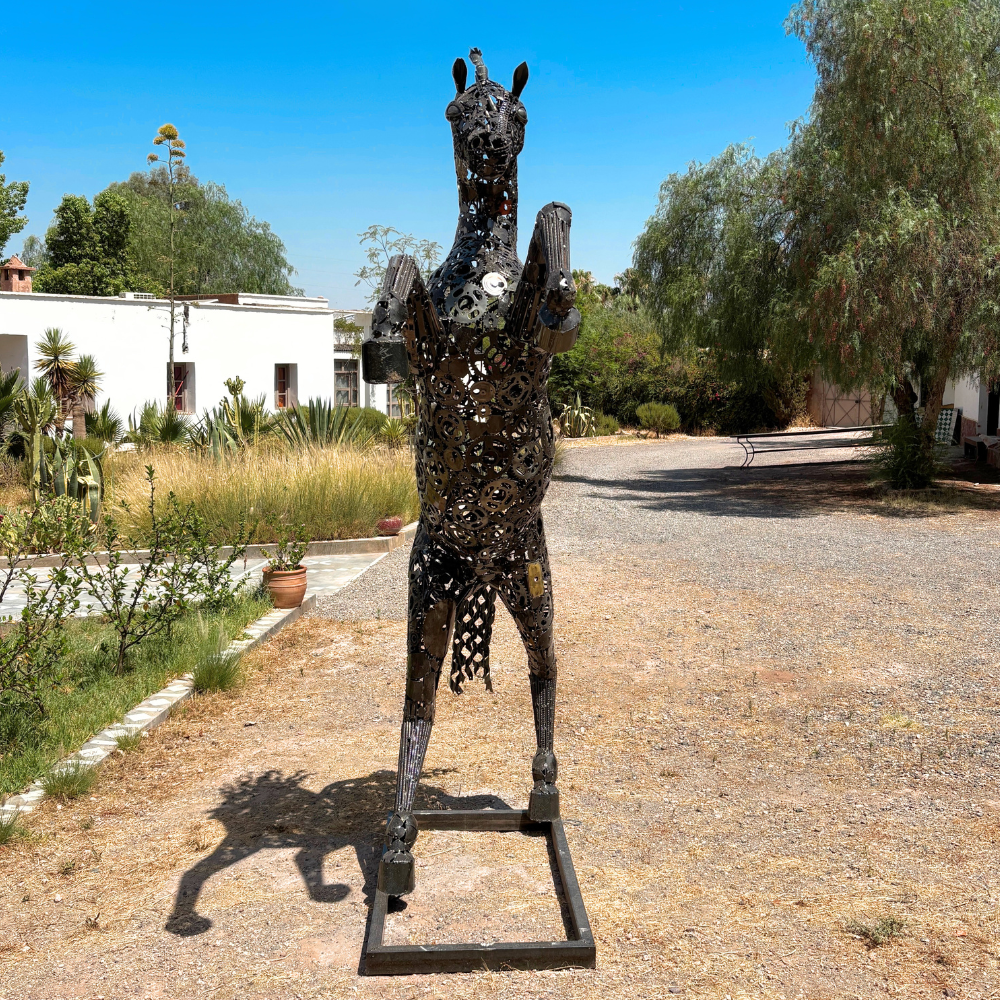 Vue avant de la sculpture cheval cabré en métal recyclé avec sa posture majestueuse