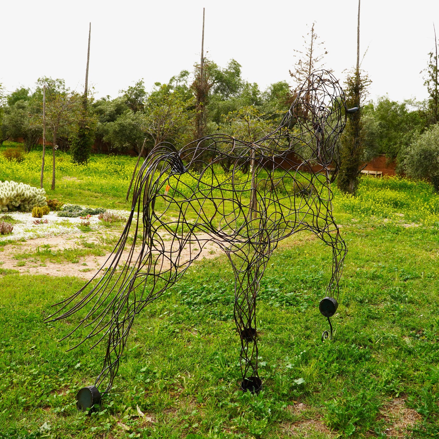 Cheval métal recyclé sculpture décorative pour jardin contemporain