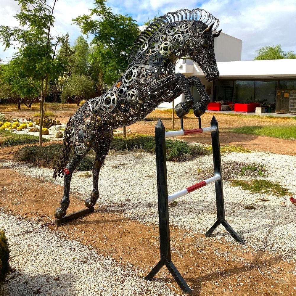 Sculpture cheval saut équestre en métal recyclé art décoratif