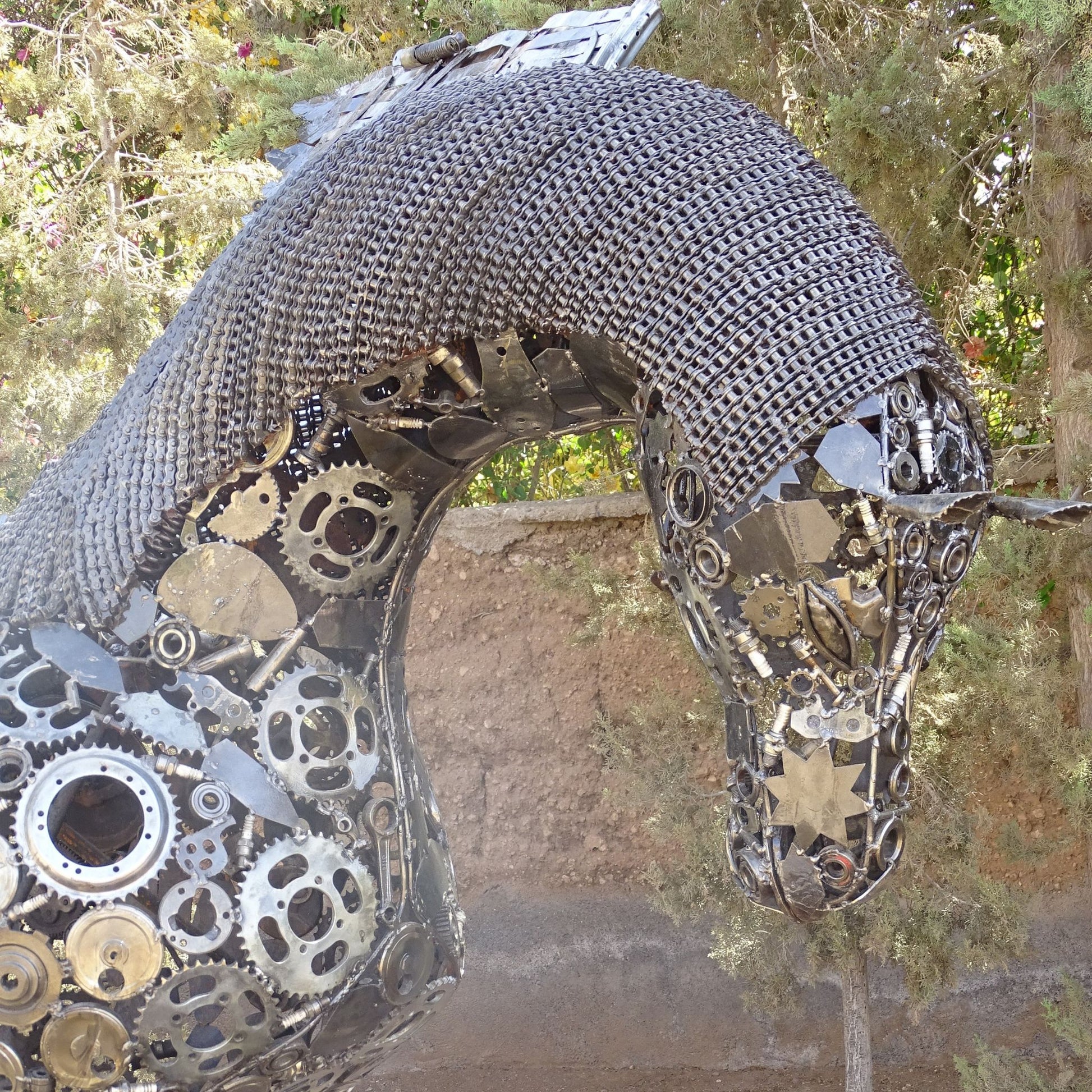 cheval de metal, cheval mécanique, cheval mecanique, tete de cheval, statue cheval extérieur, statue cheval jardin, sculpture animaux, tête de cheval, sculpture cheval, statue cheval, cheval cabré, statue cheval, cheval cabre, statue equestre, , cheval en bronze, decoration cheval, sculpture metal, deco jardin metal, deco jardin, décoration fer forgé extérieur, decoration exterieur, sculpture metal jardin,cheval pégase, pégase cheval, cheval ailé, sculpture métal recyclé.