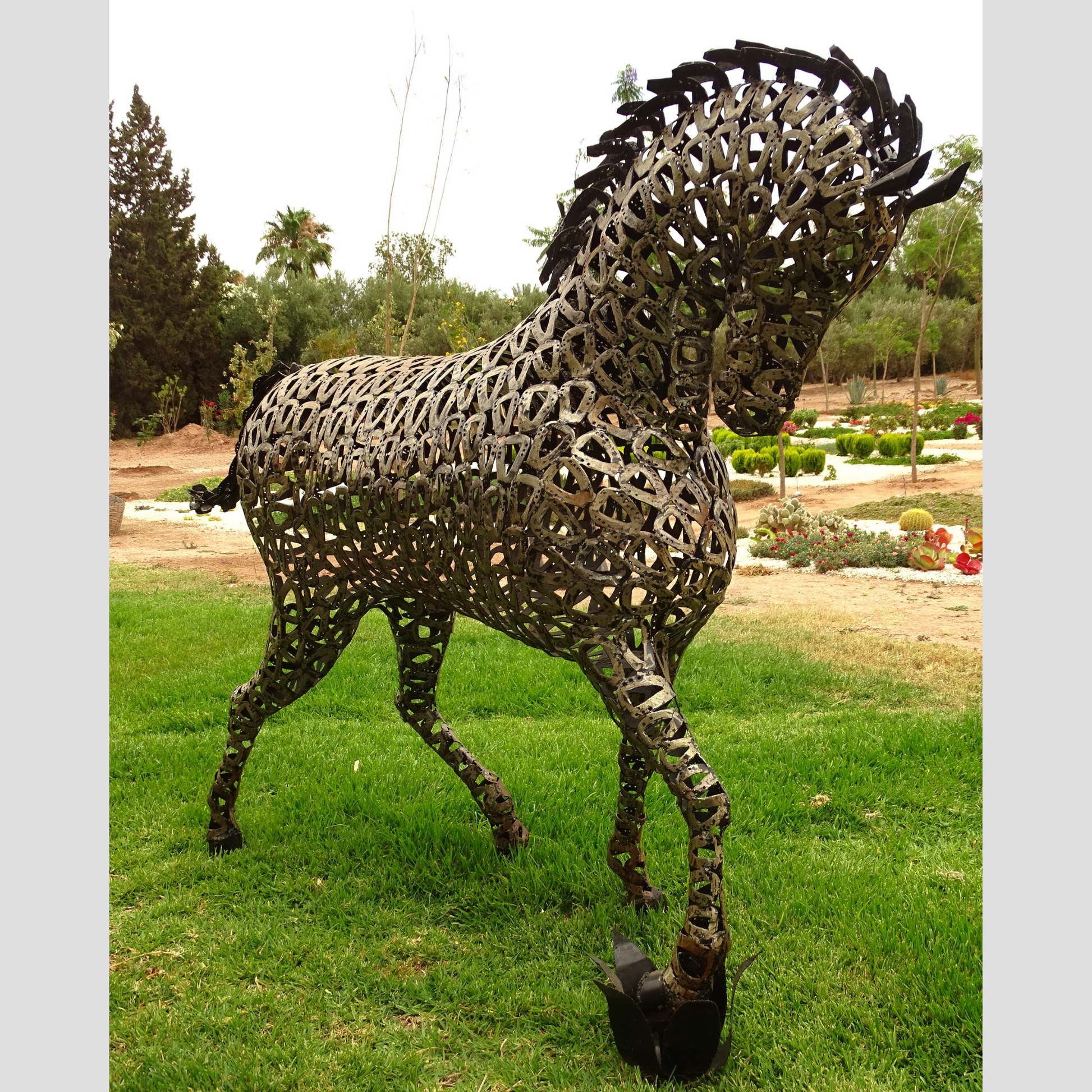 Sculpture en metal , cheval de metal, cheval mécanique, cheval mecanique, tete de cheval, statue cheval extérieur, statue cheval jardin, sculpture animaux, tête de cheval, sculpture cheval, statue cheval, cheval cabré, statue cheval, cheval cabre, sculpture cheval, cheval de metal, statue equestre, , cheval en bronze, decoration cheval, sculpture metal, deco jardin metal, deco jardin, décoration fer forgé extérieur, decoration exterieur, sculpture metal jardin.