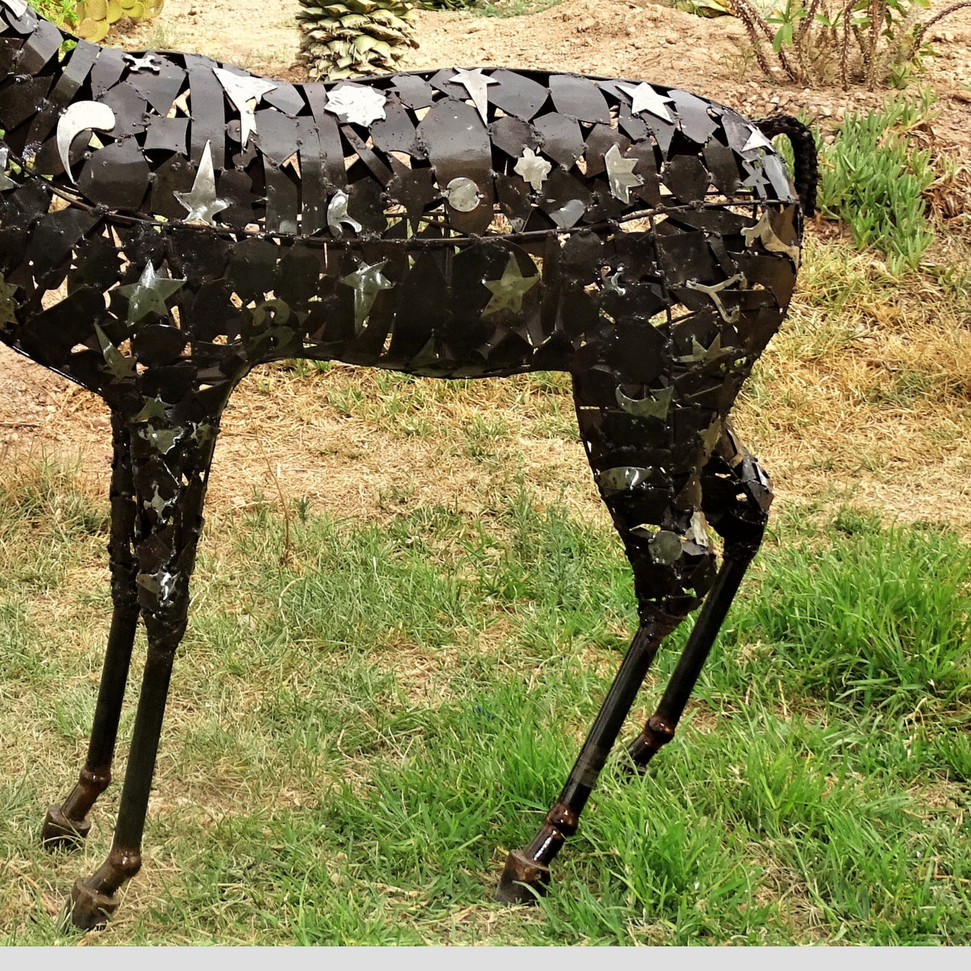 sculpture chevreuil métal recyclé, statue chevreuil décoration jardin, chevreuil en fer forgé, art animalier métal recyclé, sculpture forêt en métal, décoration extérieure chevreuil, sculpture artisanale en métal, chevreuil fait main métal, sculpture naturelle en métal recyclé, chevreuil déco extérieure, art écologique métal recyclé, sculpture contemporaine animal, animal sauvage métal recyclé.
