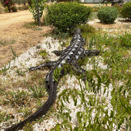 Sculpture crocodile en métal recyclé – H45 × L276 × l120 cm