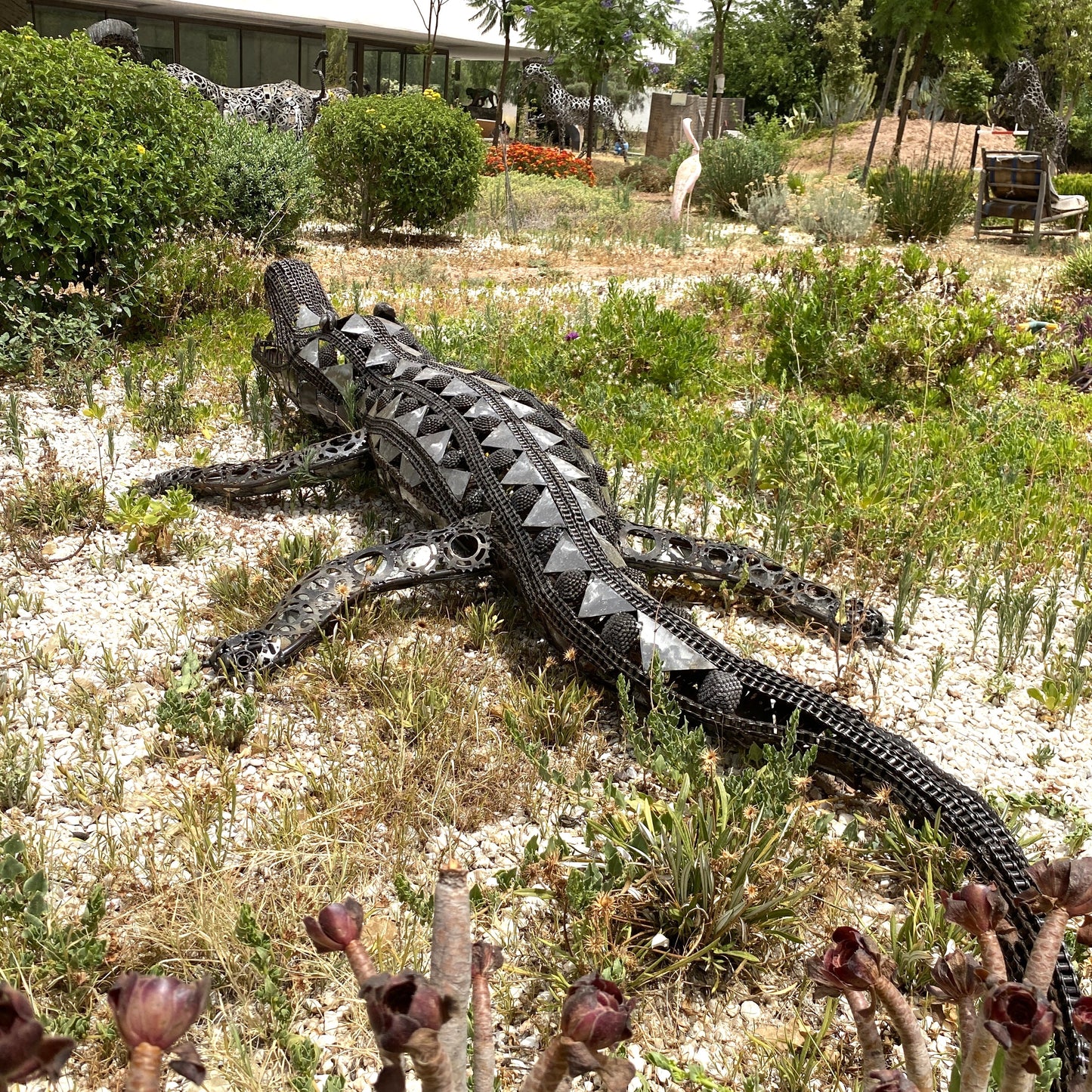 Sculpture crocodile en métal recyclé – H45 × L276 × l120 cm