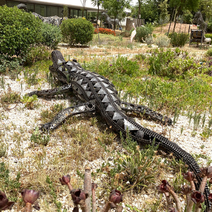 Sculpture crocodile en métal recyclé – H45 × L276 × l120 cm