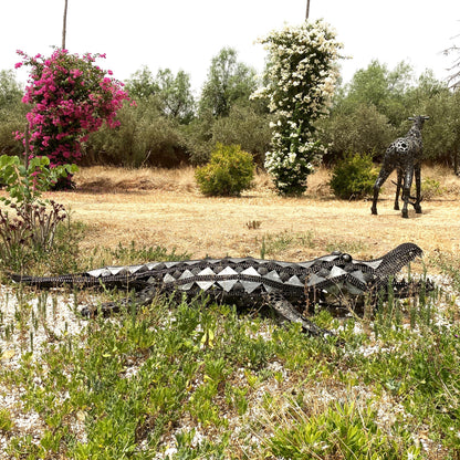 Sculpture crocodile en métal recyclé – H45 × L276 × l120 cm