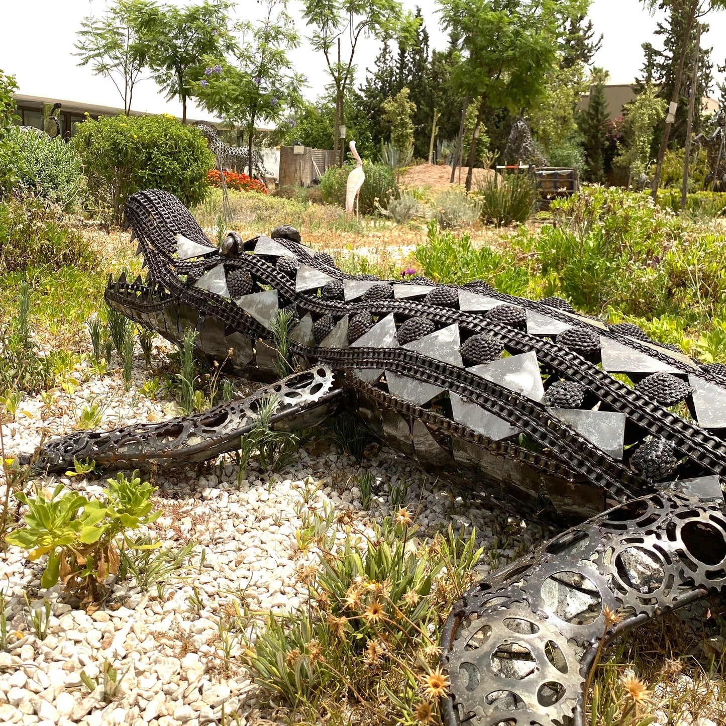 Sculpture crocodile en métal recyclé – H45 × L276 × l120 cm