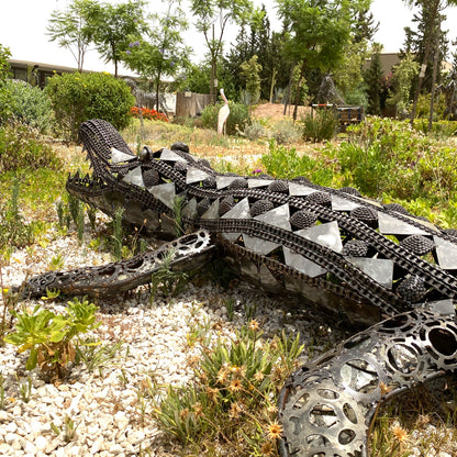 Sculpture crocodile en métal recyclé – H45 × L276 × l120 cm
